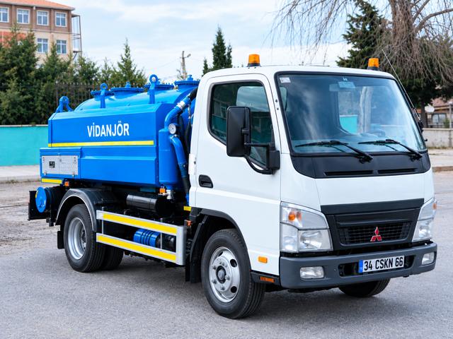 Mini vidanjör aracı önden yandan görünüm