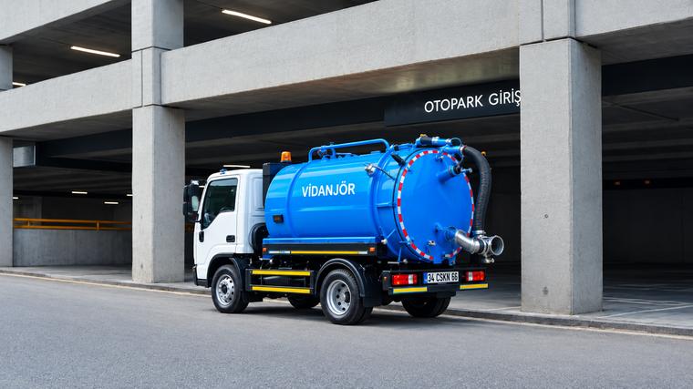 Mini vidanjör aracı kapalı otopark girişinde — 1,90 metre yüksekliğiyle rampadan geçebiliyor